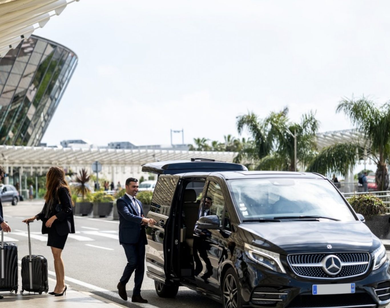 5-good-reasons-to-use-a-limo-service-for-your-airport-transfers_pd40106w2440h1500rcrop_559